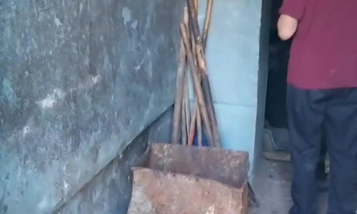 В Ярославле жители пожаловались на захват бомжами мусорокамер В Ярославле жители пожаловались на захват бомжами мусорокамер