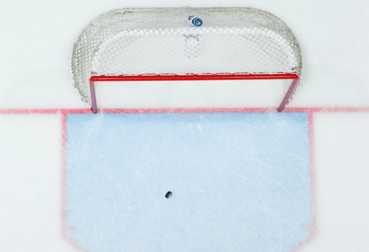 &laquo;Локо-76&raquo; дома пропустил девять шайб от &laquo;Молота&raquo;