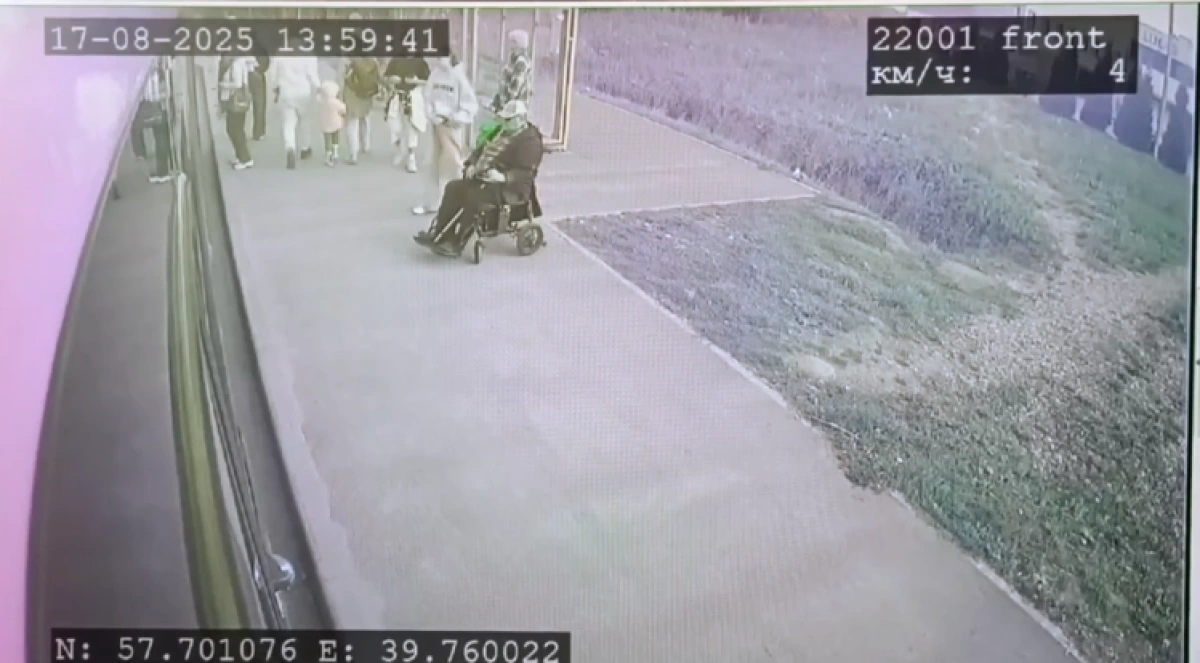 Водитель автобуса не открыл пандус для инвалида в Ярославле: что выяснилось? Водитель автобуса не открыл пандус для инвалида в Ярославле: что выяснилось?