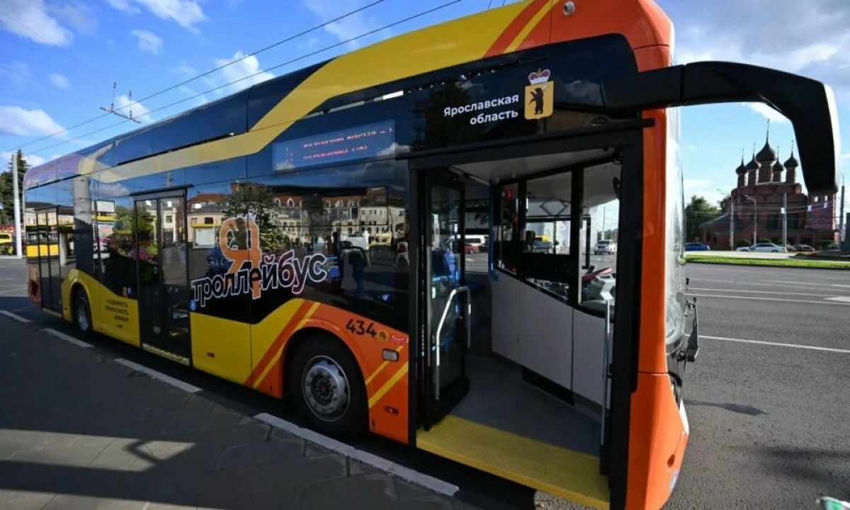 Губернатор и мэр проехали на новом «Ятроллейбусе» с автономным ходом Губернатор и мэр проехали на новом «Ятроллейбусе» с автономным ходом