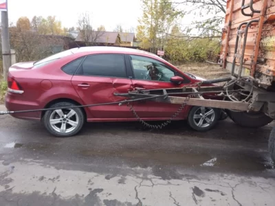 В Ярославской области &laquo;сбежавший&raquo; прицеп трактора протаранил легковушку