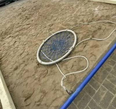 В Ярославле незакрепленные качели придавили ребенка