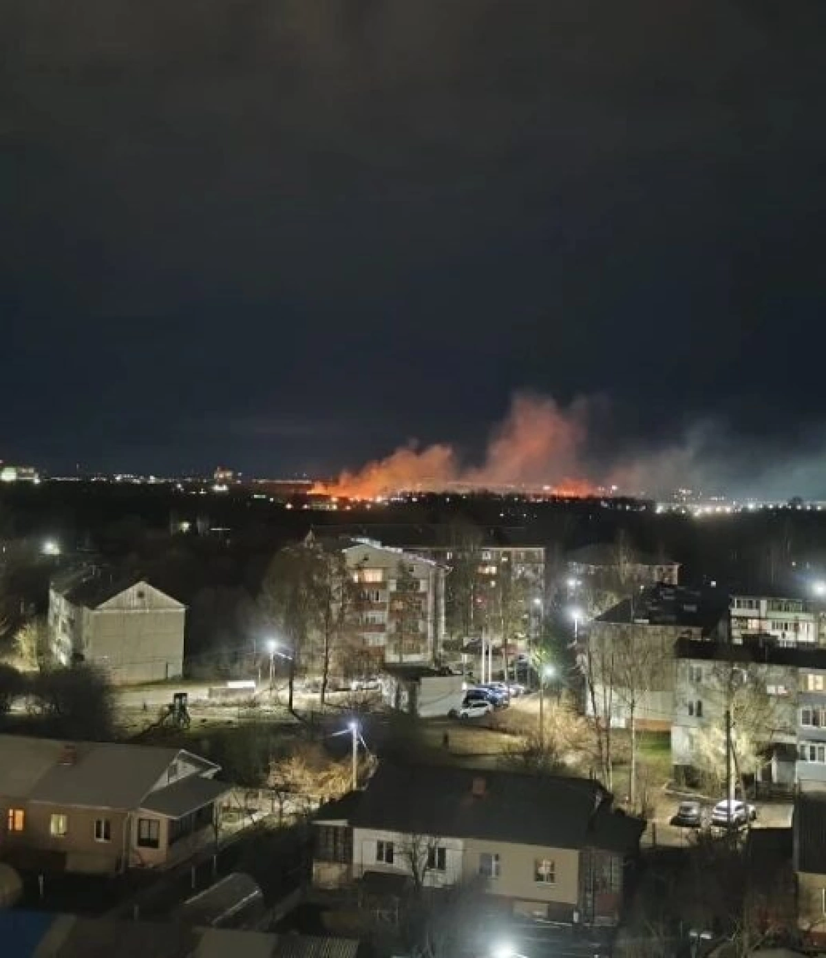 В Ярославле пожарные остановили травяной пал у газораспределительной станции