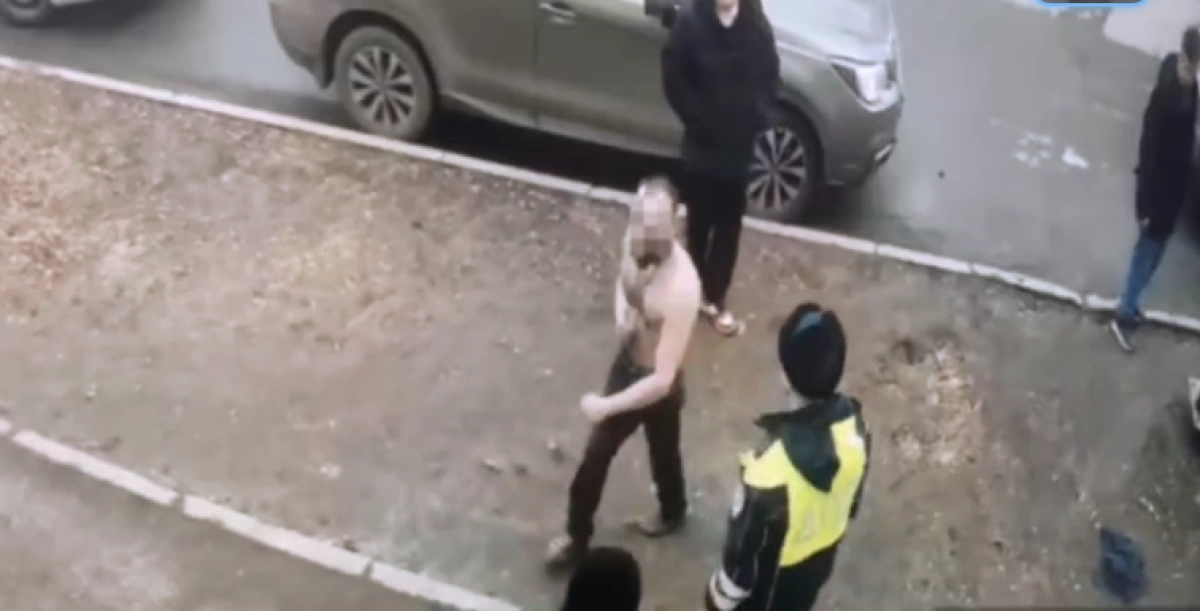 Полуголый житель Рыбинска напал на сотрудника полиции Полуголый житель Рыбинска напал на сотрудника полиции