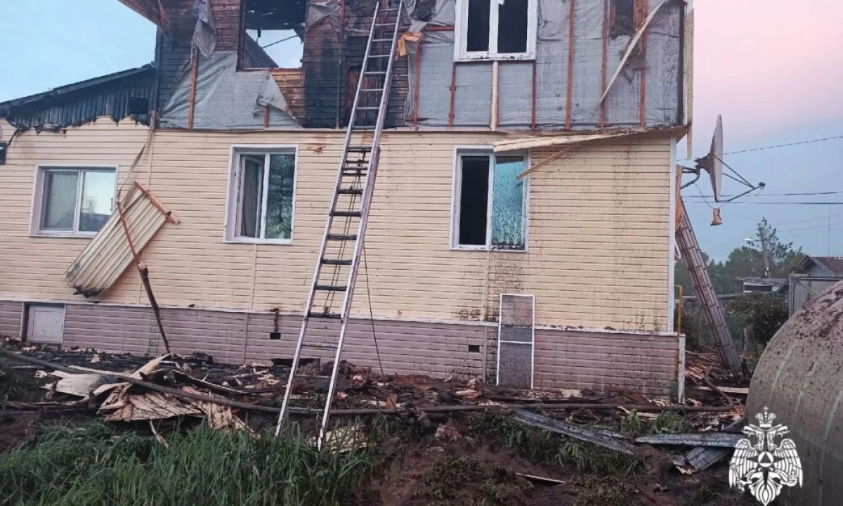 В Ярославской области от удара молнии вспыхнул жилой дом на две семьи В Ярославской области от удара молнии вспыхнул жилой дом на две семьи