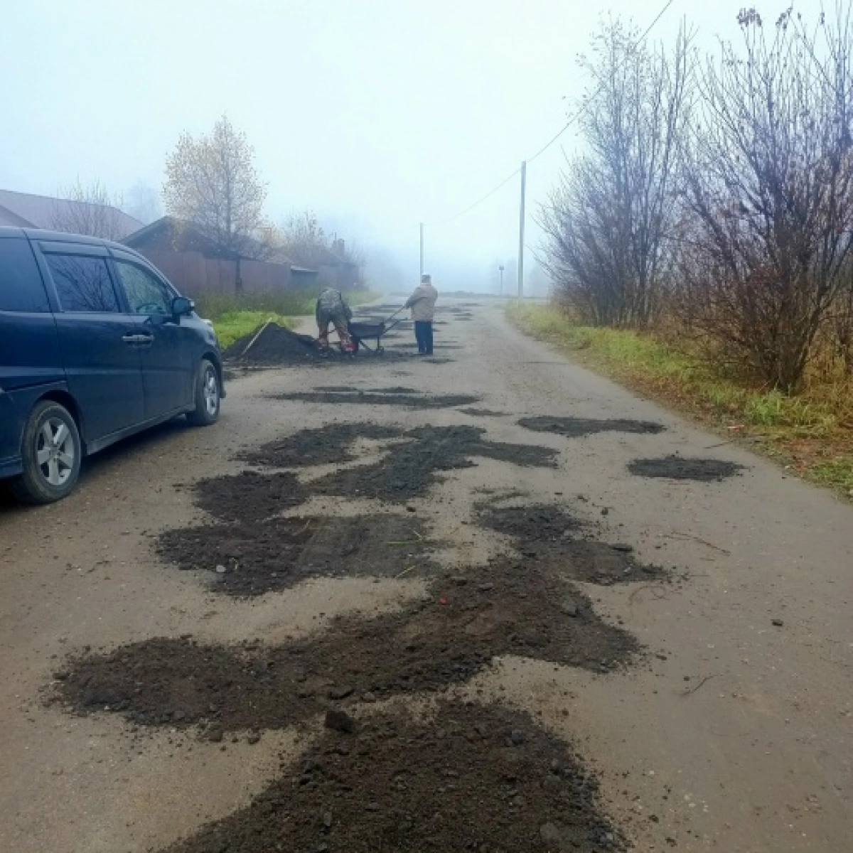 В Ярославской области жители своими силами ремонтируют дорогу