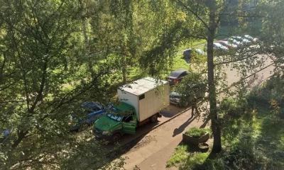 &laquo;Мне даже не выйти&raquo;: в Ярославле ДТП в брагинском дворе парализовало движение