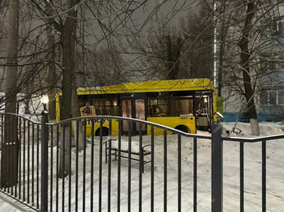 В Ярославле водитель автобуса в первый рабочий день снес забор