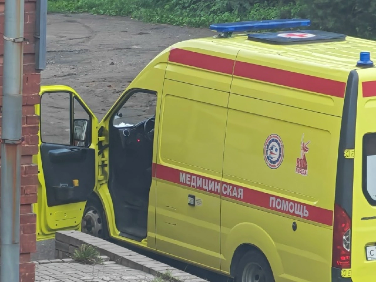 В Ярославле в результате падения обломков БПЛА на автобус ранены 10 человек