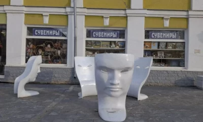 В Ярославле демонтировали кресла-маски на улице Депутатской