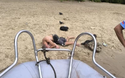 Спасатели помогли мужчине, потерявшему сознание на пляже в Тверицах