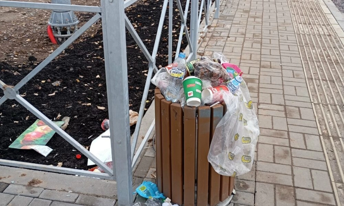 Новые трамвайные &laquo;Яостановки&raquo; тонут в мусоре