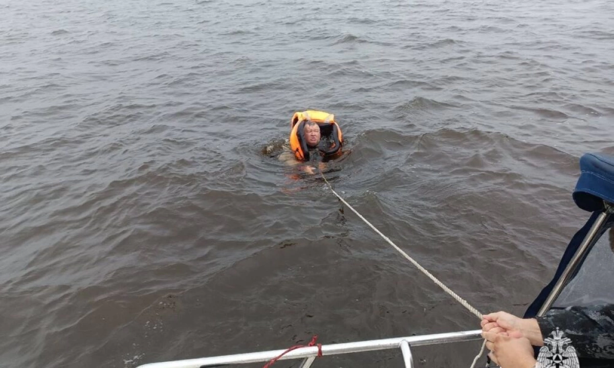 Сотрудники МЧС спасли выпавшего из лодки мужчину на Рыбинском море Сотрудники МЧС спасли выпавшего из лодки мужчину на Рыбинском море