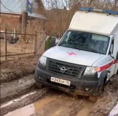 В Ярославской области пожарные вытаскивали застрявшую в грязи &laquo;Скорую&raquo;