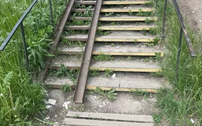 Лестницу к поликлинике сделают доступной для инвалидов после вмешательства прокуратуры