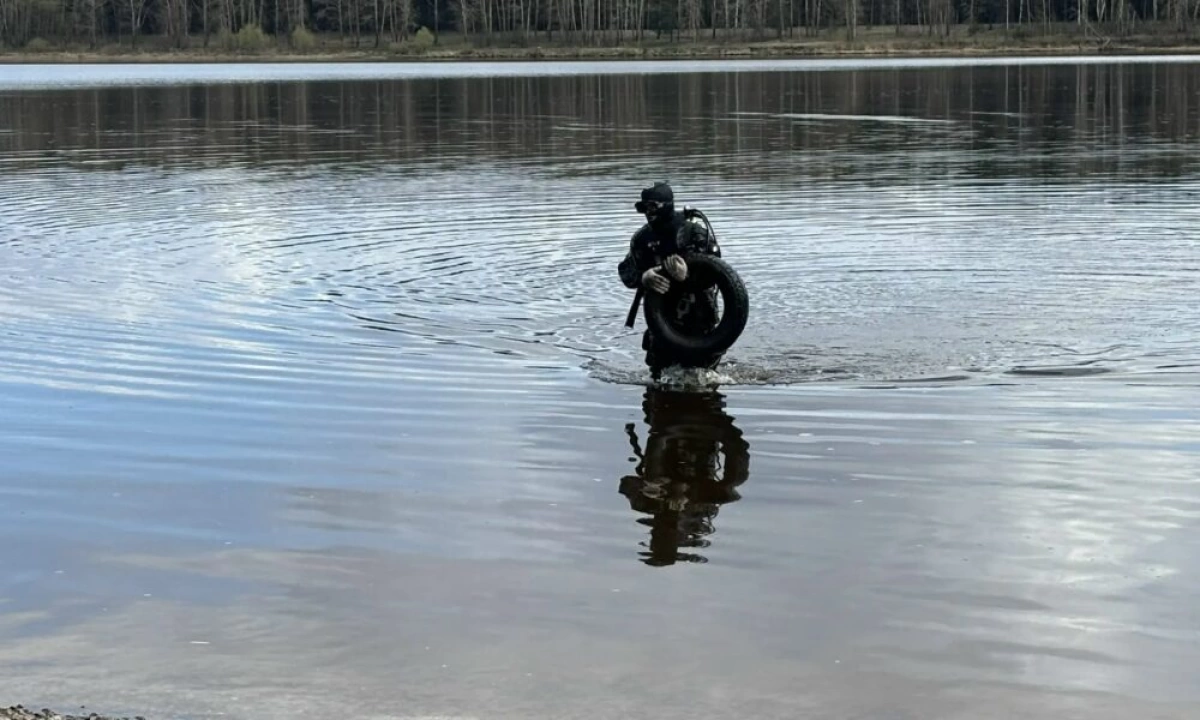 В Ярославле водолазы проверили дно Волги у Дзержинского пляжа В Ярославле водолазы проверили дно Волги у Дзержинского пляжа