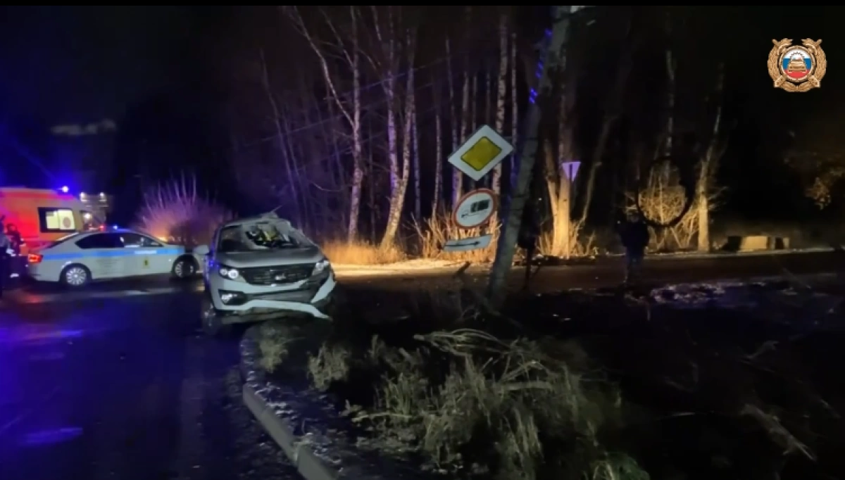 В Ярославле погиб водитель врезавшейся в столб легковушки В Ярославле погиб водитель врезавшейся в столб легковушки