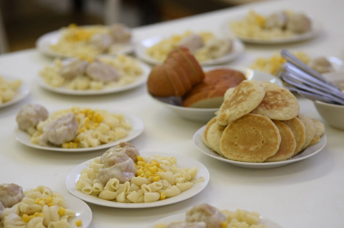 В трех школах Данилова выявили подозрительные продукты