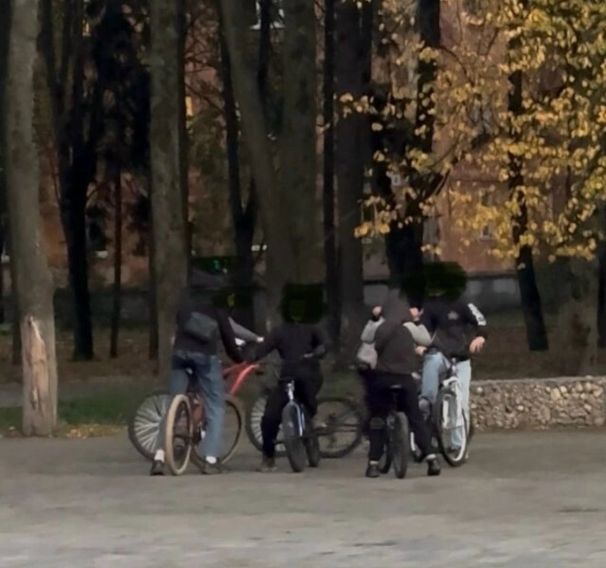 В Ярославле мама с коляской пожаловалась на агрессивных детишек-велосипедистов