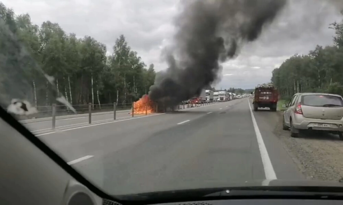 На трассе М-8 под Ростовом загорелся автомобиль