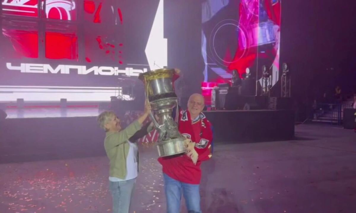 Преданный болельщик «Локомотива» поднял Кубок Гагарина Преданный болельщик «Локомотива» поднял Кубок Гагарина