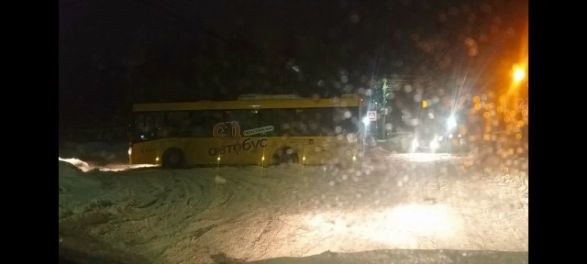 В Ярославской области жителям вновь пришлось вызволять автобус из сугробов