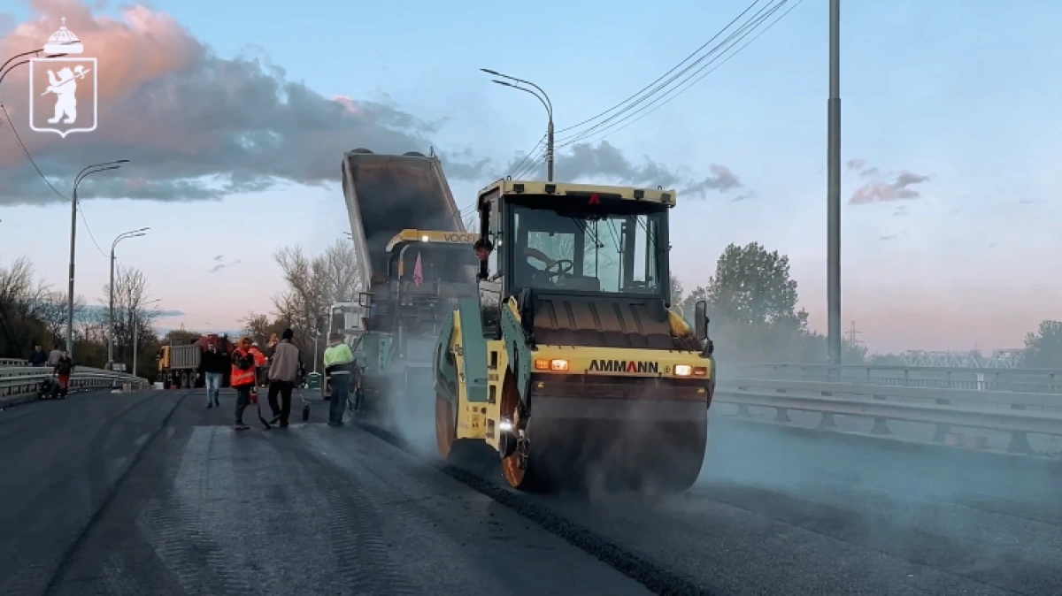В Ярославле на Комсомольском мосту начали укладывать асфальт