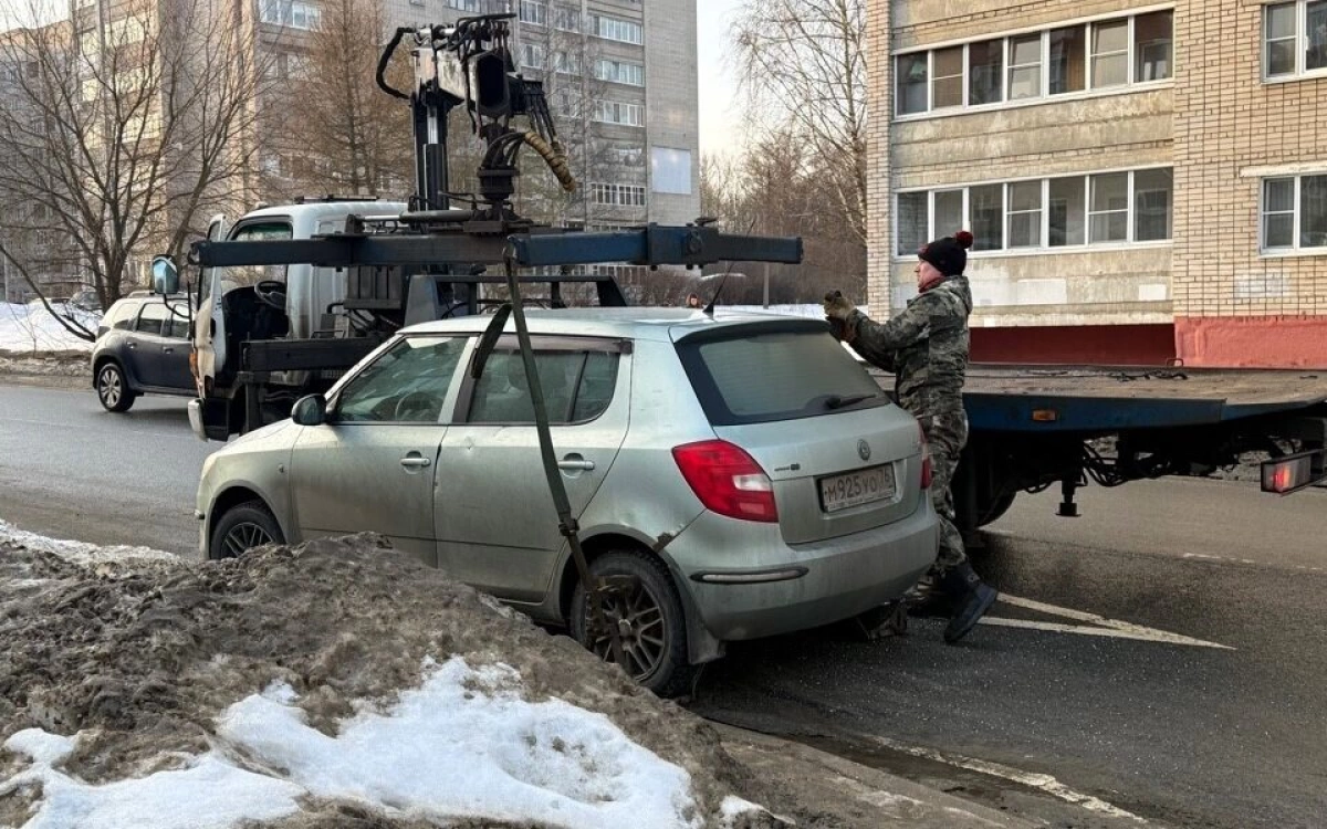 В Ярославле с разворотного кольца автобусов эвакуировали автомобиль