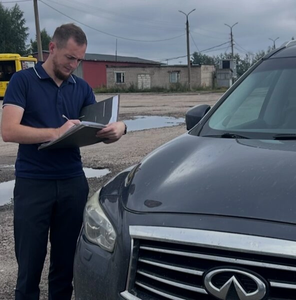 В Ярославле арестовали Infiniti у должницы из-за штрафов и долгов ЖКХ В Ярославле арестовали Infiniti у должницы из-за штрафов и долгов ЖКХ