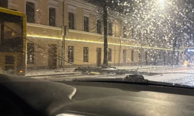 В центре Ярославля автобус с пассажирами снес столб