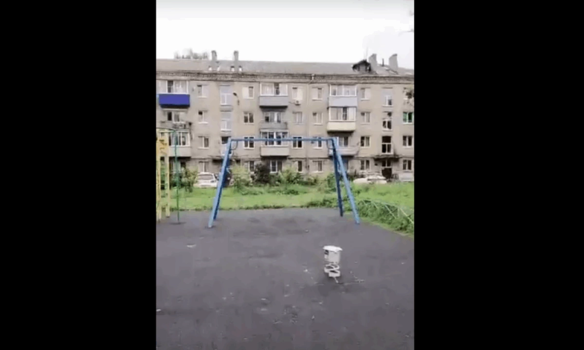 В Угличе разбирают детскую площадку из-за отказа жителей В Угличе разбирают детскую площадку из-за отказа жителей