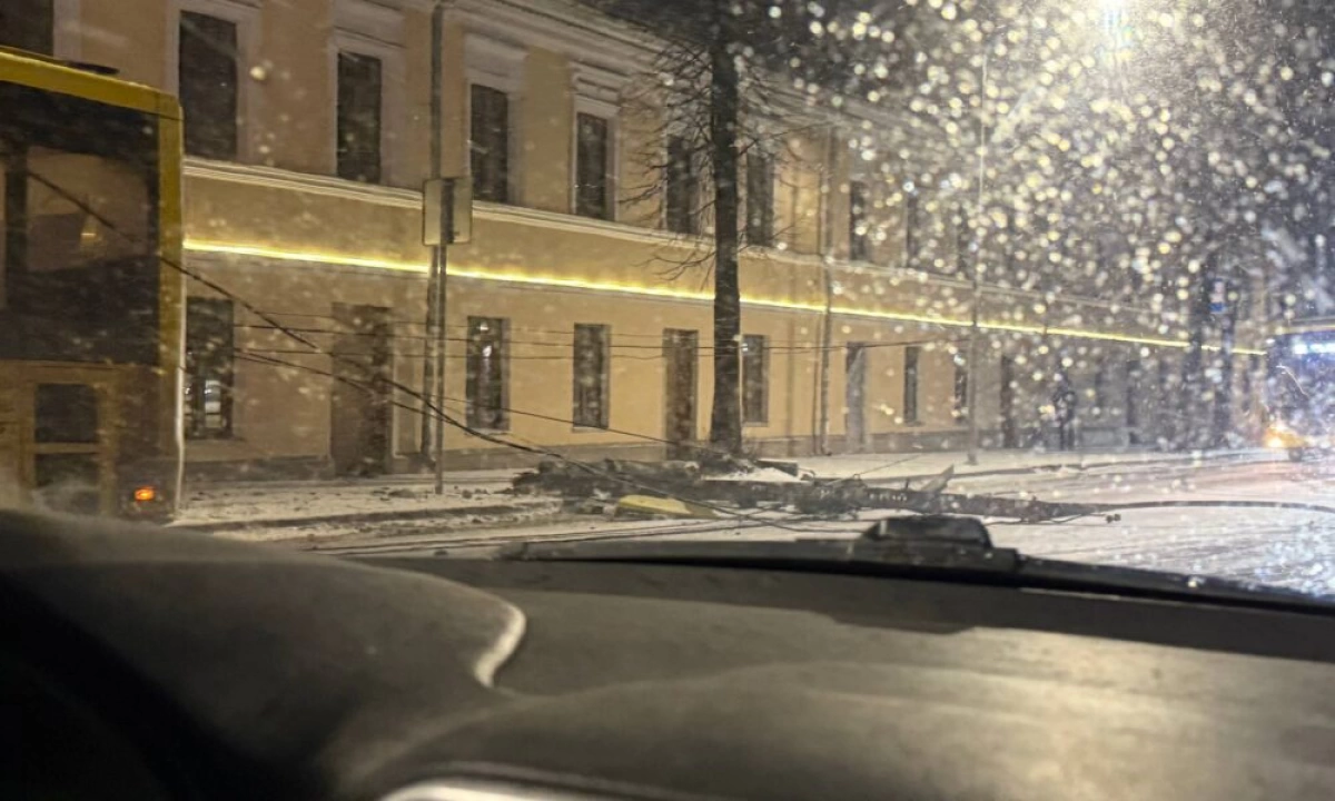 В центре Ярославля автобус с пассажирами снес столб