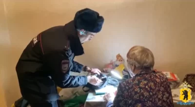 В Ярославской области полицейские вернули бабушке сумку с деньгами