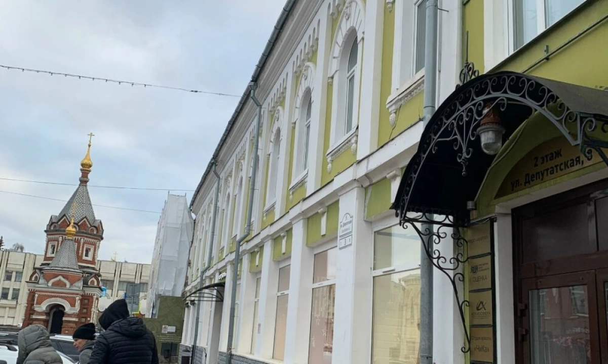 В Ярославле обрушились кирпичи с фасада здания в центре города В Ярославле обрушились кирпичи с фасада здания в центре города