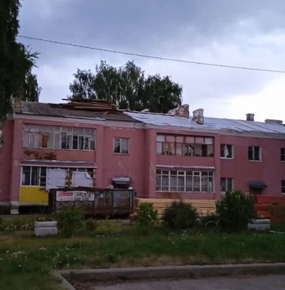 В Ярославской области начали ремонтировать крыши домов, поврежденных ураганом