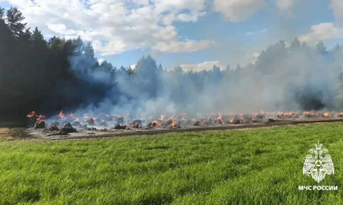 Рулоны сена вспыхнули сразу в двух округах Ярославской области Рулоны сена вспыхнули сразу в двух округах Ярославской области
