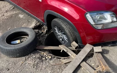 Автомобиль провалился в открытый колодец в Ярославле