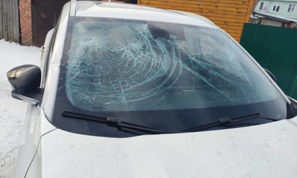 Отвергнутый ярославец поджег и разгромил автомобиль своей пассии Отвергнутый ярославец поджег и разгромил автомобиль своей пассии