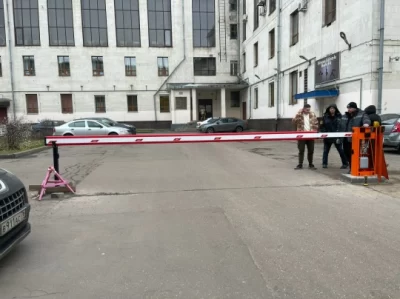 В Ярославле въезд на территорию ДК Добрынина закрыли шлагбаумами