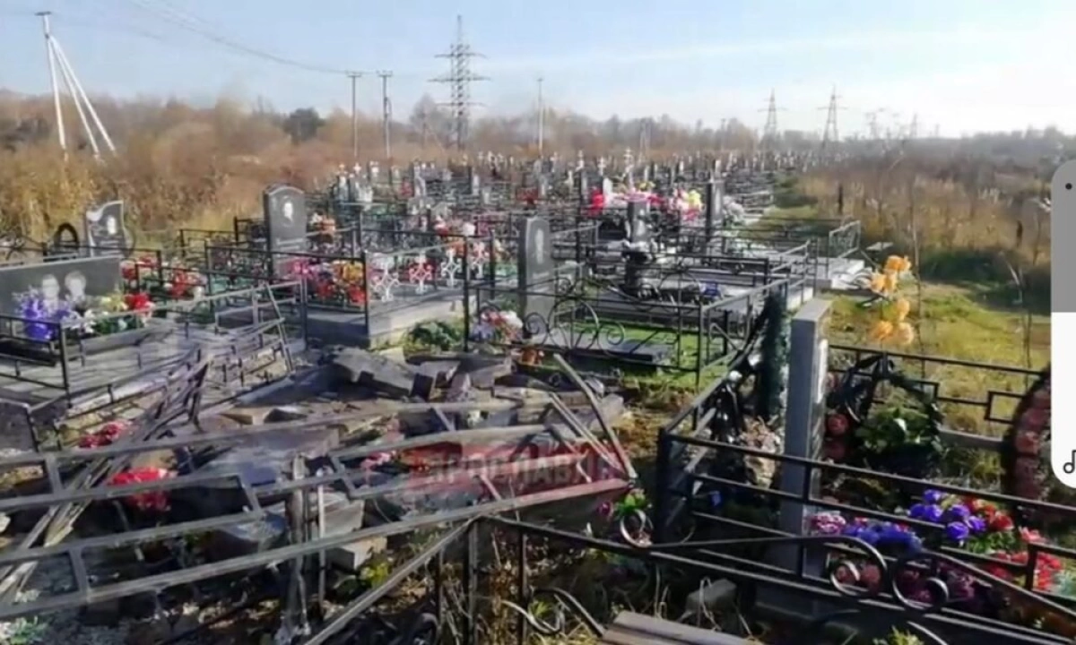 В Ярославле автомобиль разгромил несколько могил на Осташинском кладбище