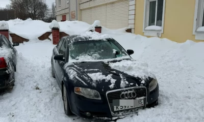 Гости Рыбинска рассказали о пострадавшем от схода снега автомобиле