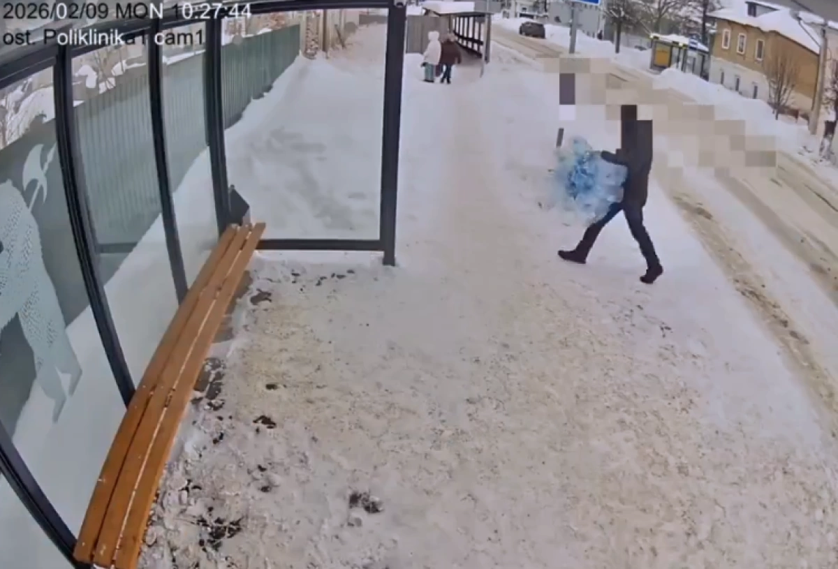 Житель Ярославской области заплатит за оставленный на остановке пакет с мусором