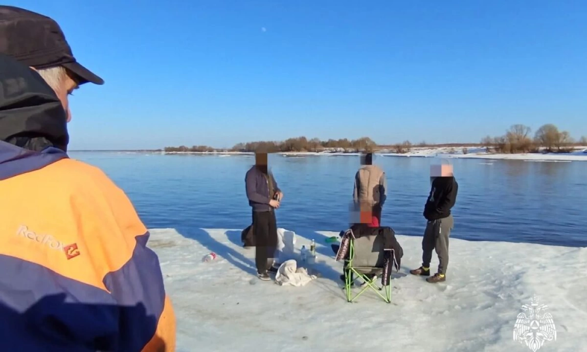 В Ярославле полиция установила экстремалов, варивших плов на льдине В Ярославле полиция установила экстремалов, варивших плов на льдине