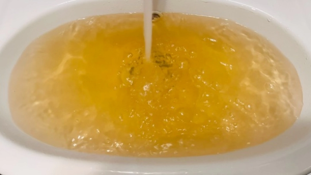 В Ярославле жители Пятерки жалуются на ржавую горячую воду