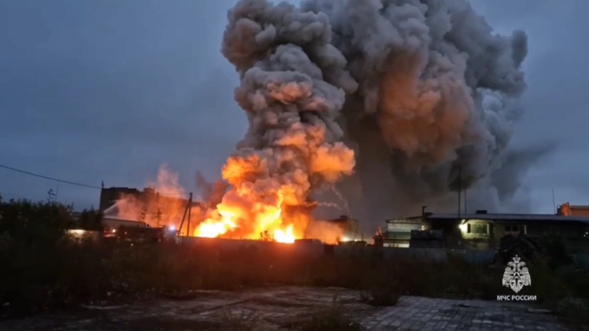 Крупный пожар в Ярославле: горит территория промзоны Крупный пожар в Ярославле: горит территория промзоны