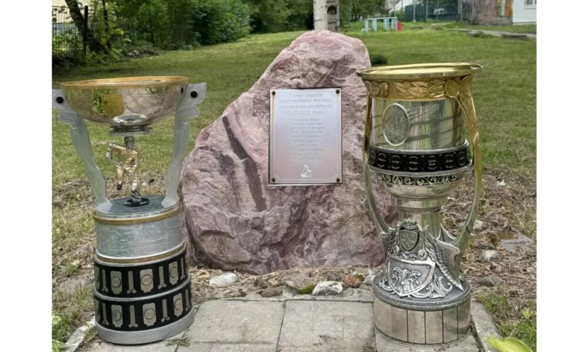 Кубок Гагарина и Кубок Харламова привезли в ярославскую школу Кубок Гагарина и Кубок Харламова привезли в ярославскую школу
