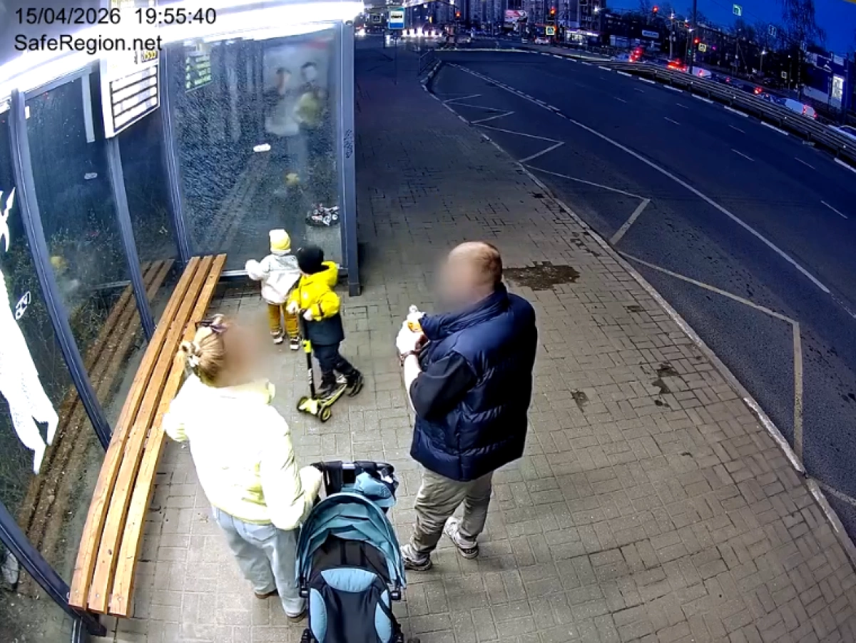 В Ярославле разыскивают родителей малыша, разбившего остановку