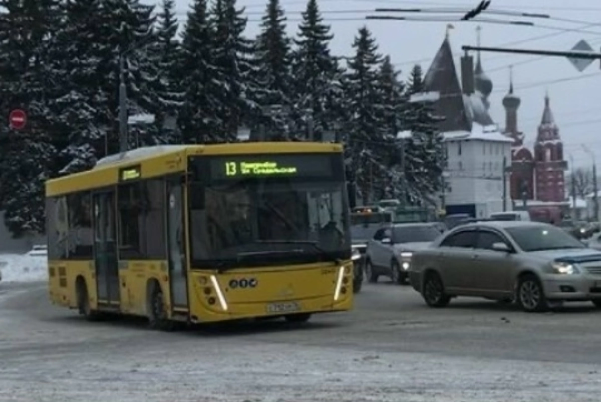 В Ярославле перевозчик пообещал протирать пол в автобусах В Ярославле перевозчик пообещал протирать пол в автобусах