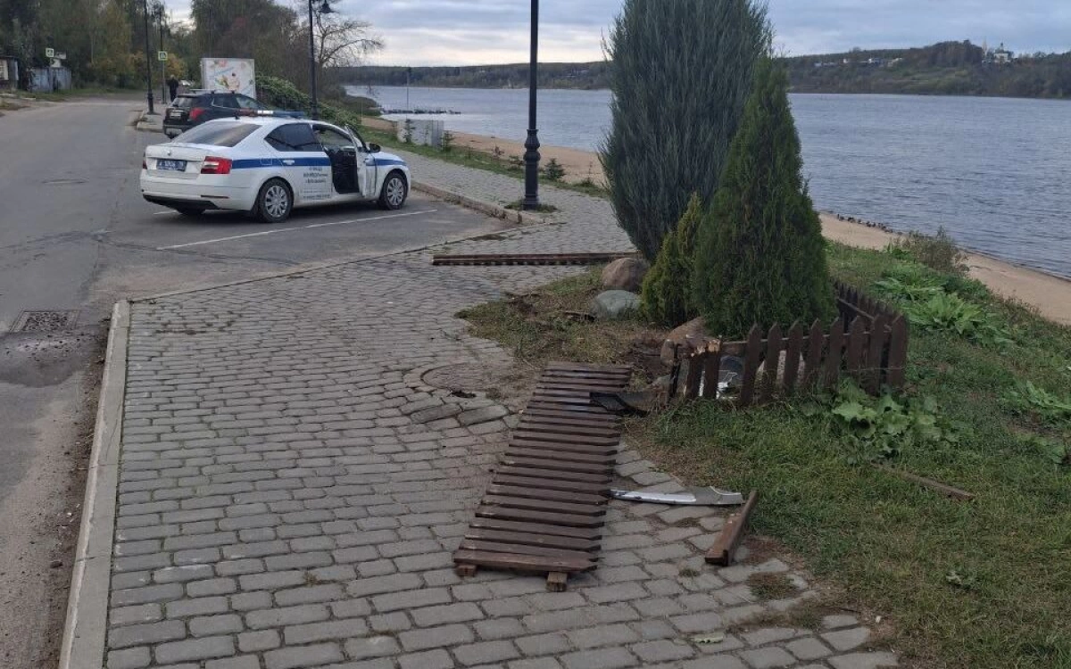 В Тутаеве ищут разгромившего забор водителя В Тутаеве ищут разгромившего забор водителя