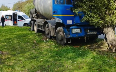 Серьезное ДТП в Ярославле: КамАЗ сбил пешехода и повредил контактную сеть